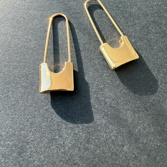 Lock Shape Hoop Earrings - Picture 3 of 4